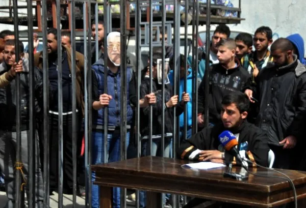 فلسطینیان معترض به منع آمد و شد در رفح /آناتولی
