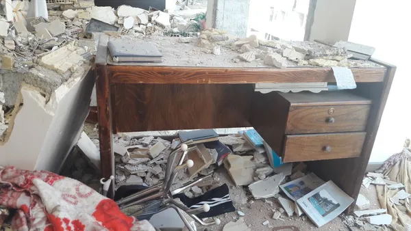 صبح روز دوم زلزله. دختر نوجوان با گریه به سرباز می&zwnj;گفت من کنکور دارم کتاب&zwnj;هایم را از برایم بیاور.
