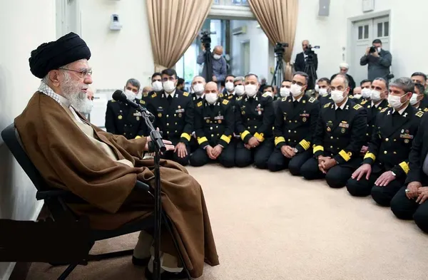 دیدار فرماندهان نیروی دریایی ارتش با رهبر انقلاب
جمعی از فرماندهان و مسئولان نیروی دریایی ارتش، ظهر سه&zwnj;شنبه ۷ آذر ۱۴۰۲ به&zwnj; مناسبت هفتم آذرماه روز نیروی دریایی، با حضرت آیت&zwnj;الله خامنه&zwnj;ای فرمانده کل قوا دیدار کردند.