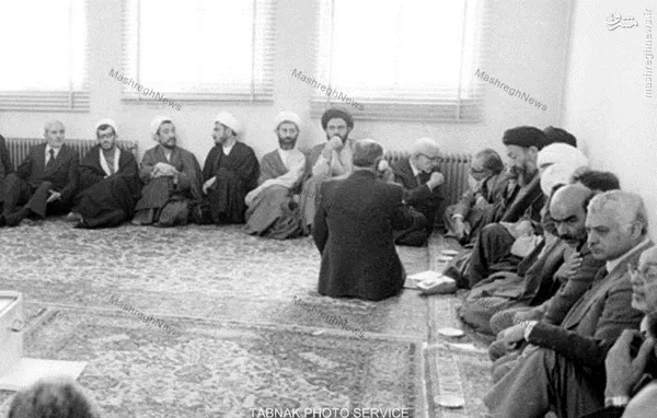 ۱۳۵۸- منزل شهید مطهری، آیت الله موحدی کرمانی در کنارشهیدان آیت الله بهشتی و آیت الله شاه آبادی