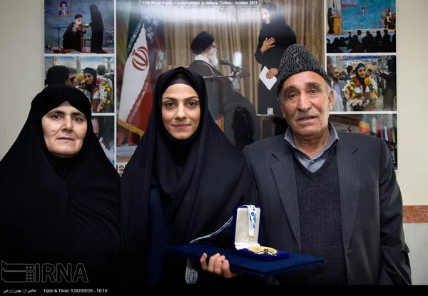 حضور نماینده ویژه رهبری&zwnj; در منزل &laquo;&zwnj;مریم هاشمی&raquo;، قهرمان ووشوی بانوان جهان در کرمانشاه 