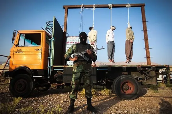 سه متجاوز به عنف و سارق مسلح صبح روز یکشنبه در منطقه گویم شیراز در ملا عام به دار مجازات آویخته شدند./MEHR