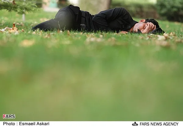 خواب نیمروزی در پارک لاله تهران