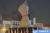 عکس: نصب نماد «باید برخاست» در میدان انقلاب تهران