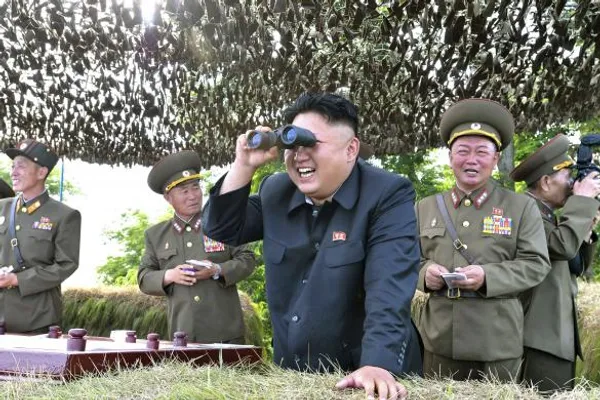 رهبر کره شمالی در حال رصد  سواحل شرق شبه جزیره کره / REUTERS-KCNA
