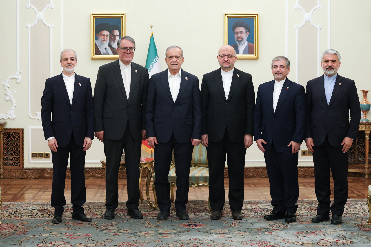 نخبگان در پستو، سالخوردگان وزارتخانه در ماموریت! / سهم جوانها از مدیریت کشور کجاست؟ نخبگان در پستو، سالخوردگان وزارتخانه در ماموریت! / سهم جوانها از مدیریت کشور کجاست؟