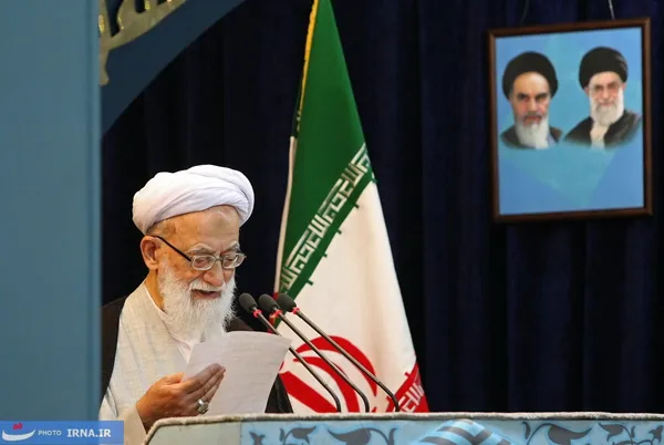 آيت الله "محمد امامي کاشاني" در حال ايراد خطبه هاي نماز جمعه اين هفته تهران