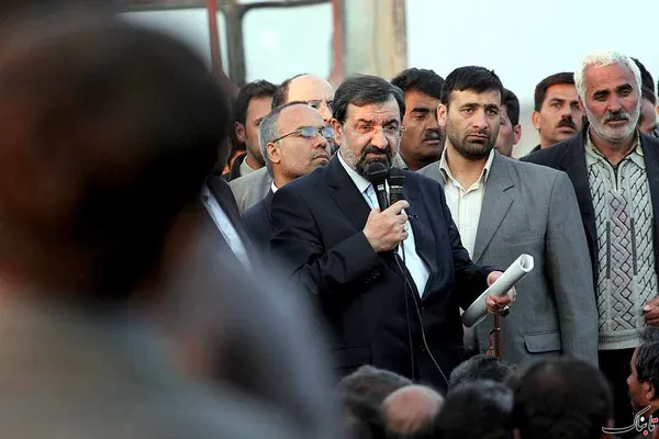 دیدار دکتر رضایی با کشاورزان اصفهانی که به دلیل مشکلات آبرسانی تحصن کرده بودند.