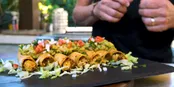 طرز تهیه تاکو رول شده مرغ و پنیری