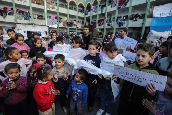 رفح، غزه ــ کودکان فلسطینی در تظاهراتی خواستار پایان دادن به جنگ و حق زندگی، آموزش و بازی خود شدند