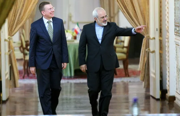 محمدجواد ظریف و ادگار رینکوویچ وزیران خارجه ایران و لتونی، روز چهارشنبه پس از دیدار و گفت وگو با یکدیگر، در نشست خبری مشترک به سووالات خبرنگاران پاسخ دادند/IRNA
