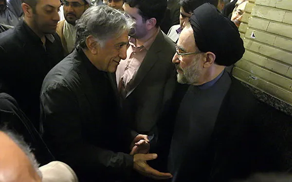 تسلیت کیانیان به خاتمی در حاشیه مراسم ختم پدر همسر رئیس جمهور سابق/MEHR
