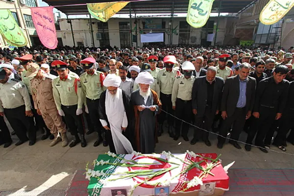 پیکر شهید حسن پیردل که در درگیری با اشرار مرزهای جنوبی خراسان جنوبی به شهادت رسید روز چهارشنبه با حضور اقشار مختلف مردم تشییع شد./MEHR
