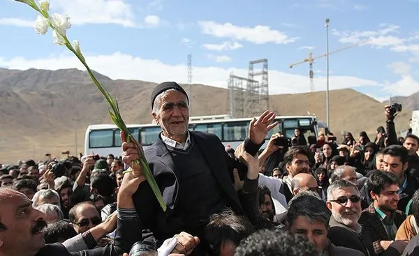 پیکر شهید علی امینی که در سال ۱۳۸۴ کشف و در دانشگاه آزاد اسلامی اراک با نام &zwnj;شهید گمنام دفن شده بود، با آزمایش&zwnj;های تشخیص هویت و پس از گذشت بیست و هفت سال مفقود بودن به آغوش خانواده بازگشت./TASNIM
