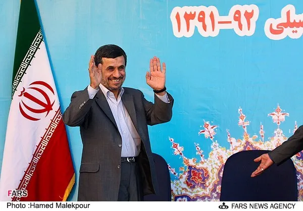 حمدی نژاد رئیس جمهور هنگام ورود به مراسم آغاز سال تحصیلی 92-91
