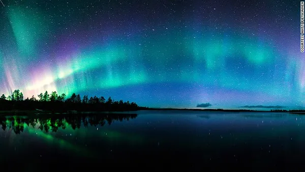 Lapland, Finland
این عکس به خاطر نمایش راهنمای شفقی بین دو شهر فنلاند زیباتر شده است.
