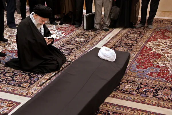 رهبر انقلاب در حال تلاوت قرآن مجید در کنار پیکر آیت&zwnj;الله واعظ طبسی