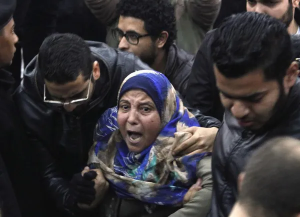 مادر یکی از زندانیان پس از شنیدن حکم فرزندش؛ دادگاه جنایی قاهره، امروز در جلسه&zwnj;ای شماری از فعالان مصری را به اتهام برگزاری تظاهرات بدون مجوز به زندان محکوم کرد. &laquo;علاء عبدالفتاح&raquo; یکی از فعالان مصری به پنج سال زندان و &laquo;احمد عبدالرحمان&raquo; دیگر فعال مصری به سه سال زندان محکوم شد. علی عبدالفتاح در اکتبر ۲۰۱۴ طی حکمی غیابی به ۱۵ سال زندان محکوم شده بود. دادگاه استیناف قاهره همچنین حکم سه سال زندان ۱۶ نفر از اعضای اخوان المسلمین مصر را تأیید کرد. دادگاه جنایی قاهره همچنین محاکمه &laquo;محمد فهمی&raquo; و &laquo;باهر محمد&raquo; خبرنگاران الجزیره را به هشتم مارس موکول کرد.
