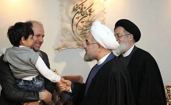 حجت الاسلام حسن روحانی رییس جمهوری همزمان با هفته وحدت و در سالروز میلاد پیامبر اسلام(ص) و امام جعفر صادق(ع) با خانواده کامل خلیلی جانباز هفتاد درصد دفاع مقدس دیدار کرد/ایرنا
