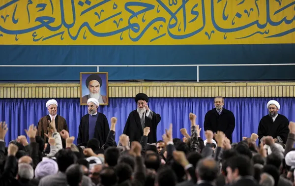 روز یکشنبه جمعی از مسئولان نظام و میهمانان خارجی بیست و هفتمین کنفرانس وحدت اسلامی در سالروز میلاد پیامبر اکرم (ص) و امام جعفر صادق (ع) با حضرت آیت الله خامنه ای رهبر معظم انقلاب اسلامی دیدار کردند/پایگاه اطلاع رسانی رهبری
