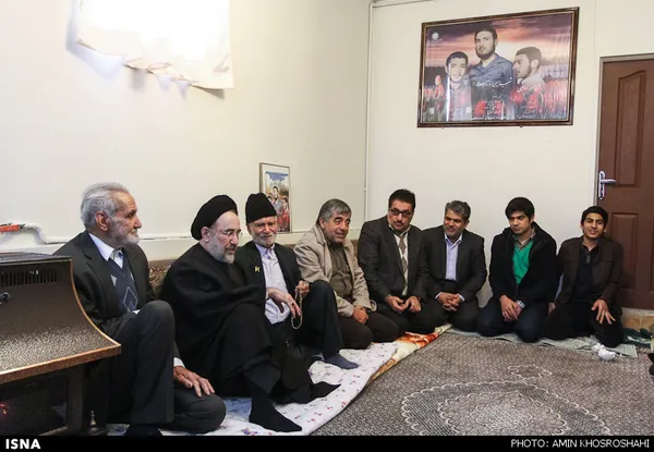  دیدار خاتمی با جمعی از خانواده های شهدا در منزل شهیدان اسماعیلی
