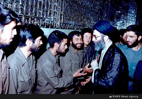7. آیت&zwnj;الله خامنه&zwnj;ای در دیدار با عده&zwnj;ای از پاسداران انقلاب اسلامی درحرم رضوی(ع) ـ 1363
