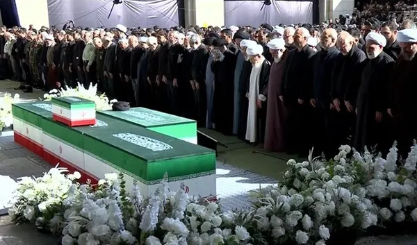  اقامه نماز بر پیکر رهبر شهید به امامت آیت الله سبحانی 