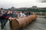 19 اوت 1991/مسکو
حامیان بوریس یلتسین در حال حمل یک لوله بزرگ برای ساخت سنگر در خیابان های شهر هستند
