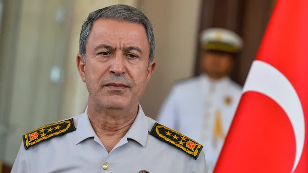 خلوصی آکار، رئیس ستاد مشترک ارتش ترکیه، که صبح امروز از دست عوامل کودتا نجات یافت، در یک نشست خبری در کنار نخست وزیر ترکیه حاضر شد
