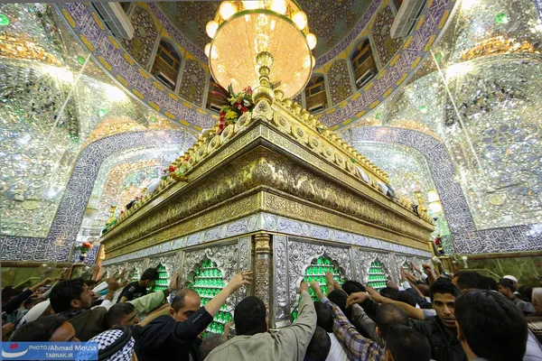 ضریح مطهر حضرت علی(ع) در شب عید غدیر
photo : Ahmad Mousa/Reuters, IMN