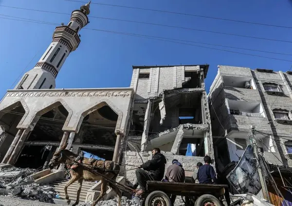 رفح، غزه ــ عبور فلسطینی ها از جلوی مسجد الهدی 