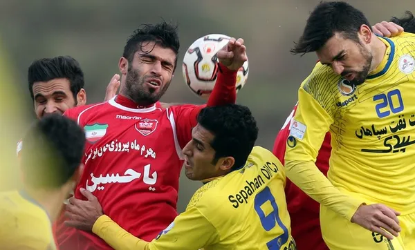 تیم نفت تهران در هفته شانزدهم لیگ بر&zwnj;تر فوتبال موفق شد تیم پرسپولیس را با نتیجه ۲ بر ۱ شکست دهد./IRNA
