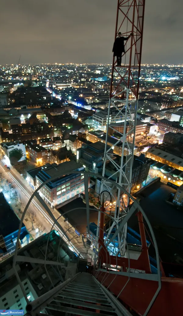 سازه آنتن مرتفع در Aldgate - شرق لندن - انگلستان
&copy; Bradley Garrett