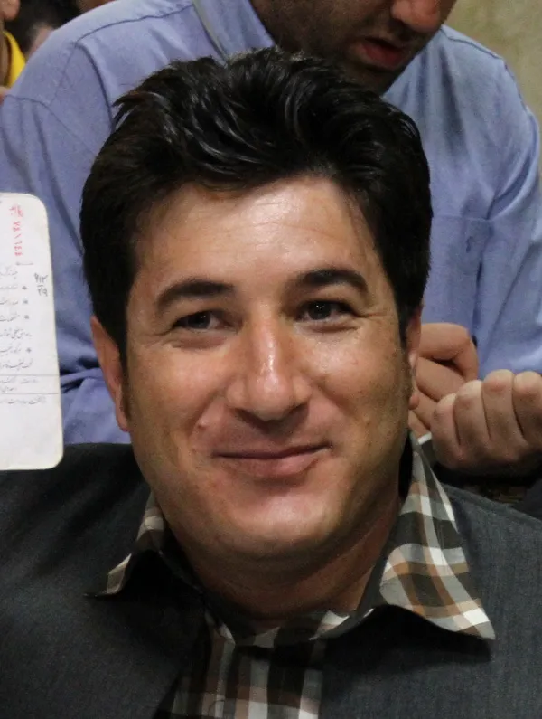 هموطن کرد زبان که با لباس کردی حضور یافته بود و اعلام آمادگی برای به عهده گرفتن پست ریاست جمهوری نمود