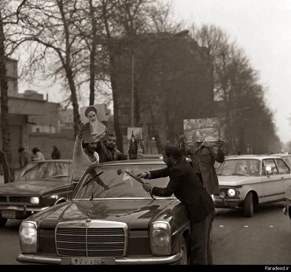 خیابانی در تهران پس از اعلام خبر خروج شاه از کشور
