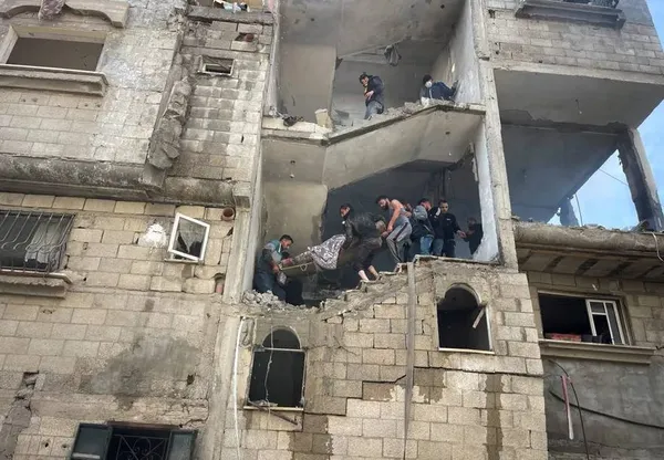 غزه ــ حمل پیکر زن فلسطینی که در حمله اسرائیل به اردوگاه شهید شده است.