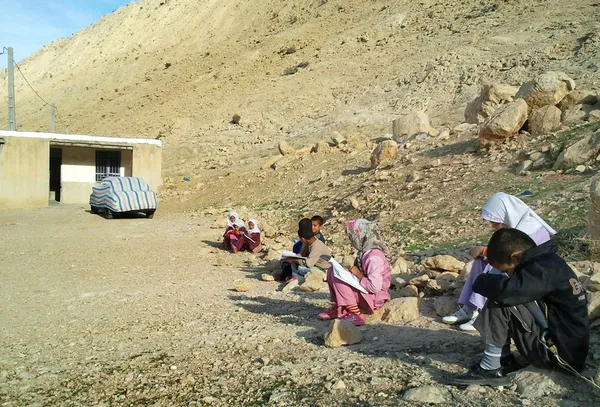 مدرسه &laquo;۱۵خرداد&raquo; در روستای پاکل از توابع بخش مرکزی شهرستان کهگیلویه دارای دو کلاس درس با ۱۷ دانش آموز است که از امکانات اولیه مانند برق، آب، سیستم گرمایشی و فضای مناسب آموزشی محروم می&zwnj;باشد/ایرنا
