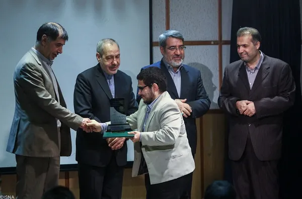 تقدیر از پژوهشگران برتر در همایش نقش پژوهش در قانونگذاری توسط باهنر نایب رئیس مجلس شورای اسلامی