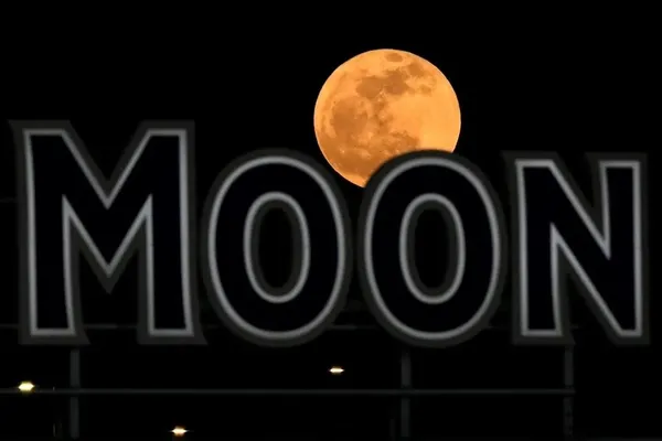 ماه کامل برفراز بیلبوردی از نام &laquo;ماه&raquo; (Moon) در محوطه بیرونی ورزشگاه کافمن 