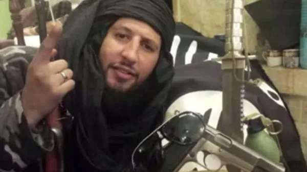 شکیر سی ساله معروف به &laquo;ابوشاهد&raquo; تا زمان مرگش در ماه می ۲۰۱۴ بانفوذ&zwnj;ترین تروریست اروپاییِ داعش در رسانه&zwnj;ها به شمار می&zwnj;رفت. وی که ابتدا ساکن روستای کوهستانی پیرنه فرانسه بود، پس از پیوستن به داعش بنا به سنت معمول این گروه، پاسپورت فرانسوی خود را به آتش کشید و فیلم آن را در صفحات فیسبوک و توییترش گذاشت. وی به آن دسته از شهروندان اروپایی که مایلند به داعش بپیوندند ولی معمولاً به زبان عربی مسلط نیستند مژده داد که واحدهای ویژه&zwnj;ای با پنج یا شش عضو برای فرانسوی&zwnj;ها و بلژیکی&zwnj;ها در داعش تدارک دیده شده و منتظر آن&zwnj;هاست.