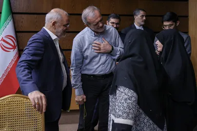 عکس: دیدار خانواده شهدای دولت با رئیس جمهور