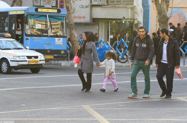 مردم همچنان متمایل به عبور از سطح خیابان هستند!