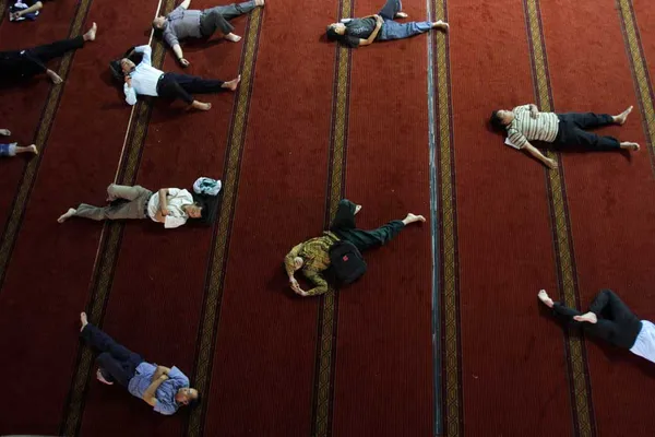 استراحت روزه داران در مسجد استقلال اندونزی ساعتی پس از اقامه نماز ظهر
Tatan Syuflana/Associated Press
