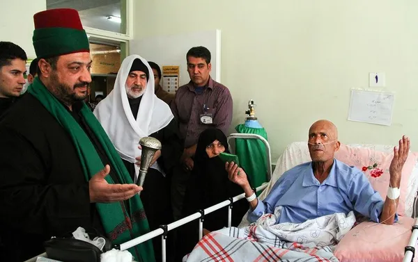 خادمان و متولیان حرم حضرت ابوالفضل (ع) روز پنجشنبه از جانبازان و بیماران سرطانی و هموفیلی استان اصفهان عیادت کردند. /IRNA
