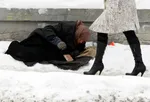 6 فوریه 2012
یک زن بی خانمان در هوای برفی کیف برای جمع اوری کمک در گوشه خیابان سرمای جان فرسای اکراین را تحمل می کند.
Reuters/Gleb Garanich
