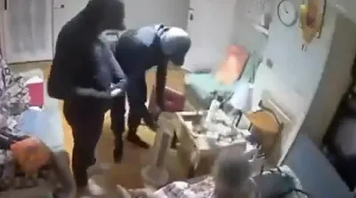 لحظات سرقت سه مرد از زن 83 ساله