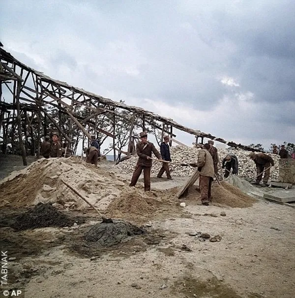 سربازان بکار گرفته شده در ساخت پیست اسکی