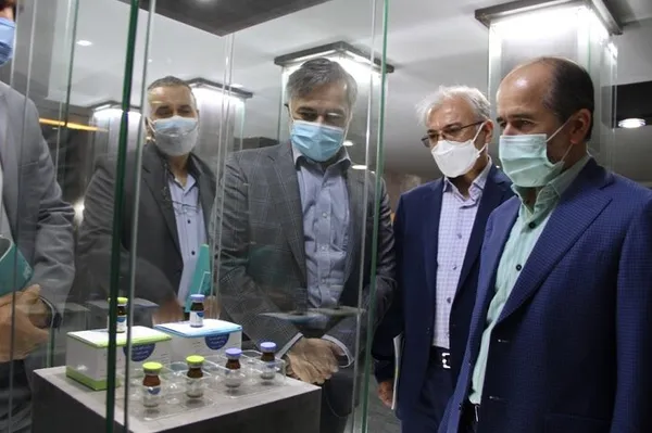 بازدید رئیس سازمان هدفمندی یارانه&zwnj;ها از موسسه رازی در ۱۱ شهریور؛ سه روز بعد از این بازدید فاز سوم کارآزمایی بالینی واکسن رازی آغاز شده و یک هفته بعد از آن، وزیر بابت دریافت ۲۰۰ میلیارد تومان تقدیر رسمی کرده است