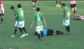 داوری که وسط زمین فوتبال ناک‌اوت شد!