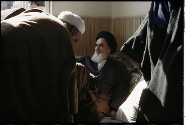 در اتاق کوچک آیت الله خمینی در مدرسه رفاه که دفتر کارش شده بود، پذیرای خوش آمد گویندگان بود